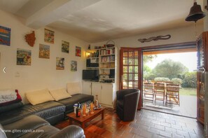 TV, DVD player, books, stereo