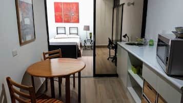 2 bedrooms, internet, bed sheets