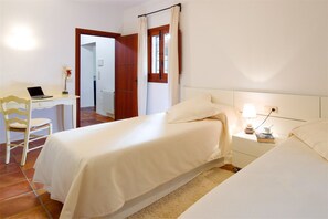 5 chambres, coffre-fort, fer et planche Ă repasser