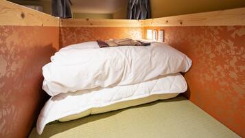 Una cama litera con ropa de cama blanca y un cabecero de madera.