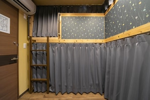 Chambre, salle de bains commune (  D  ) | Wi-Fi gratuit, draps fournis