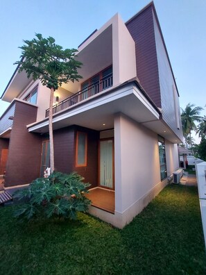 Exterior - Private swimming pool and solar-heated rooftop mini pool with mountain and sea views (Prachuab Kirikhan)