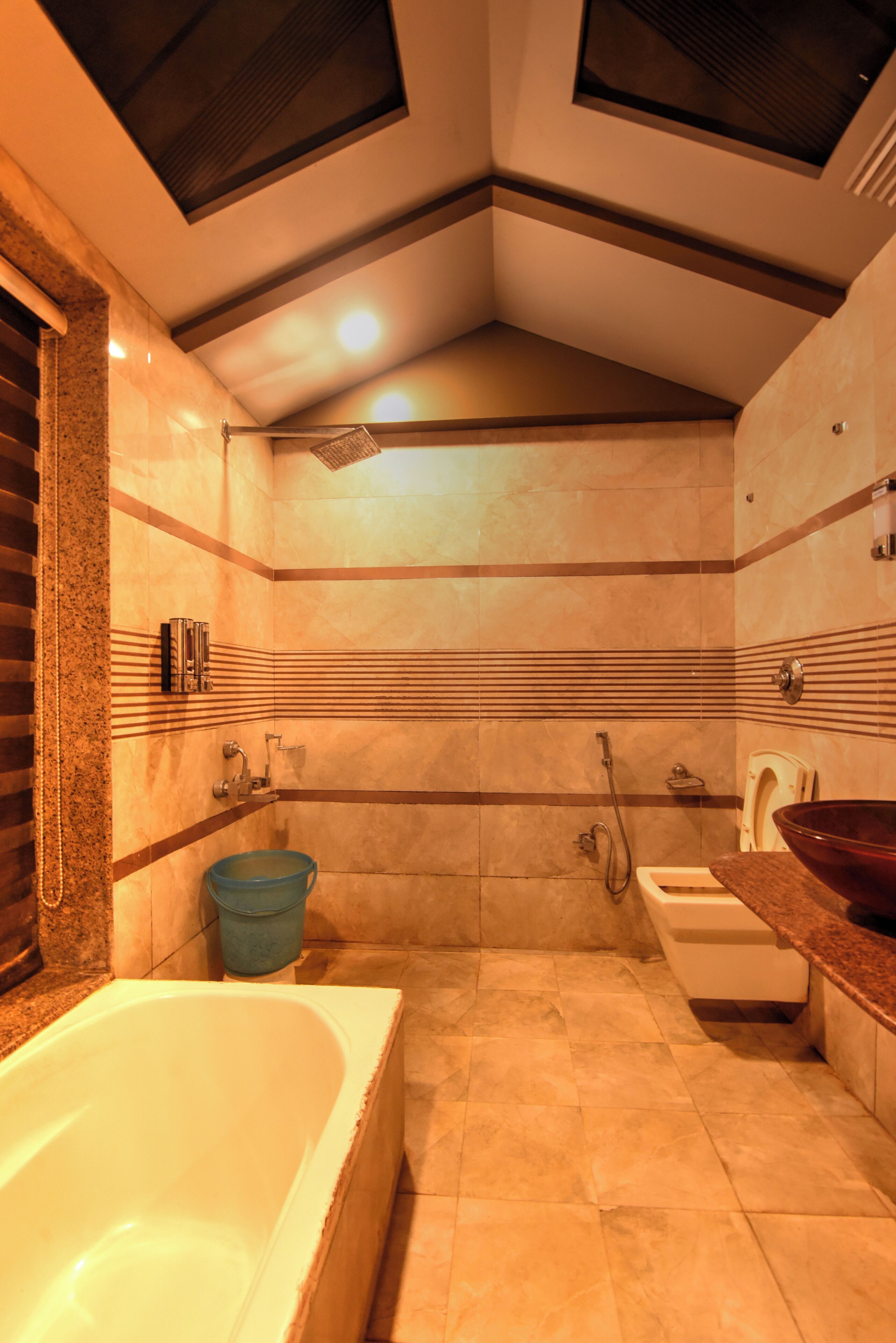 Un baño moderno con bañera, lavabo y ducha.