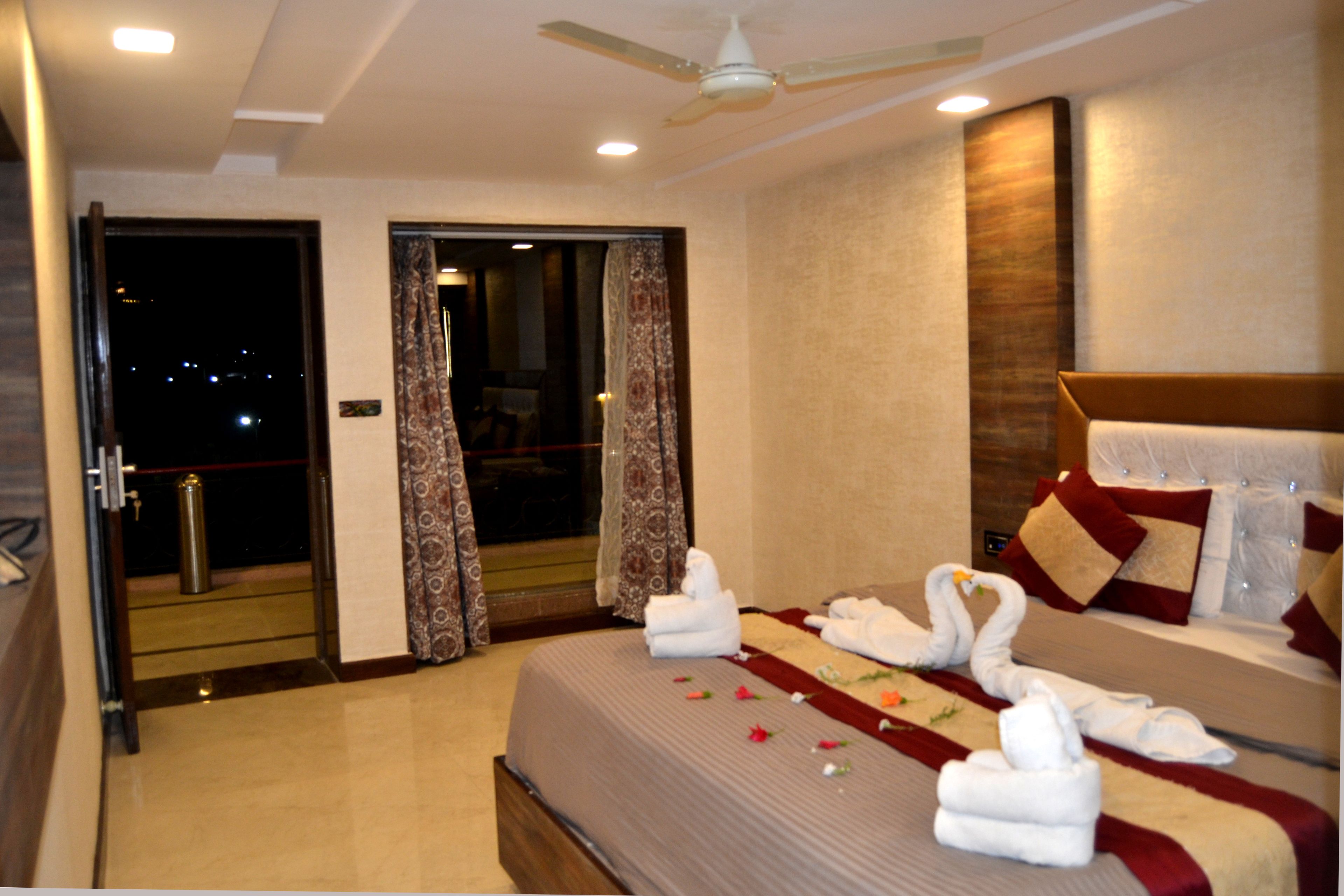 Premium bedding, desk, rollaway beds, bed sheets