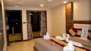 Premium bedding, desk, rollaway beds, bed sheets