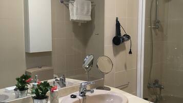Tina con regadera, secadora de cabello, bidet, toallas