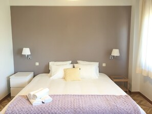 3 bedrooms, desk, iron/ironing board, travel crib