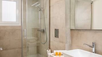 Douche, serviettes fournies