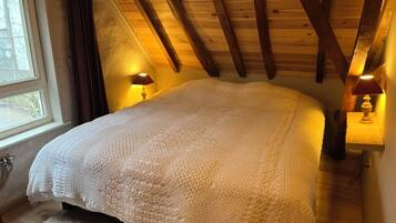 4 bedrooms, iron/ironing board, WiFi (free)