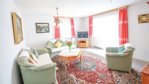 Un salon comprenant un canapé, une table basse et un téléviseur.