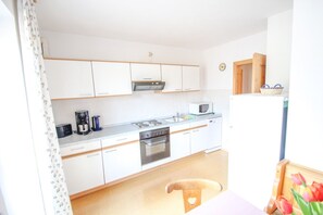 Frigorifero, microonde, forno, piano cottura