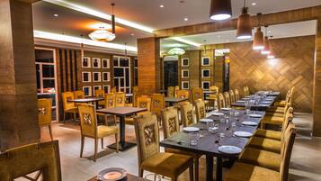 Desayuno continental diario (INR 270 por persona)