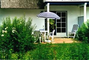 Outdoor dining - Holiday apartment on the beach in a traditional thatched-roofed house (Ostseebad zingst)