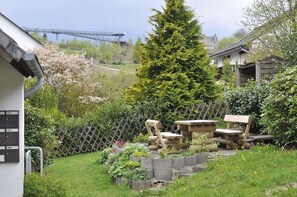 Outdoor dining - Designer apartment in the immediate vicinity of the bobsleigh run (Winterberg)