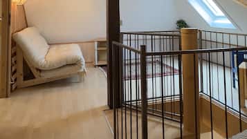 4 bedrooms, desk, iron/ironing board, travel crib