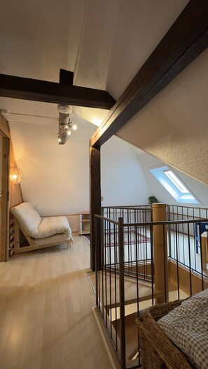 4 bedrooms, desk, iron/ironing board, free WiFi - Maisonnette apartment in the city on 2 floors. (Zürich)