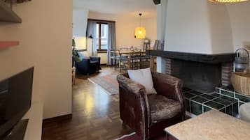 TV connectée, cheminée, livres, espaces bureaux