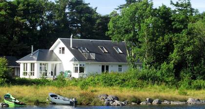 Casa familiar, tranquila y romántica frente al lago Corrib, Connemara, co.Galway