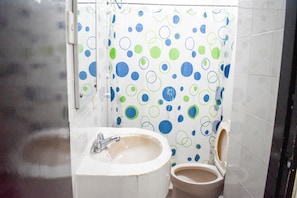Basic Studio | Bathroom | Shower, rainfall showerhead, free toiletries, slippers - Victoria Mansions (Manila)