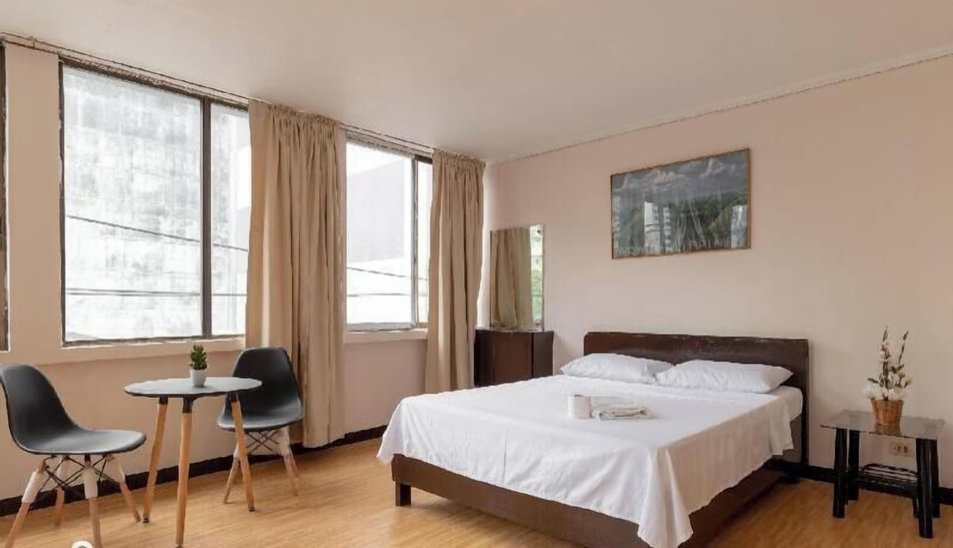 Ropa de cama de alta calidad, minibar, escritorio y wifi gratis 