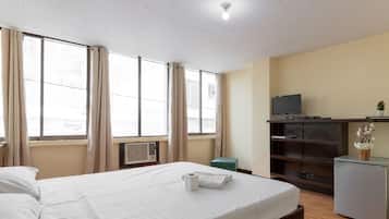 Premium bedding, minibar, desk, free WiFi