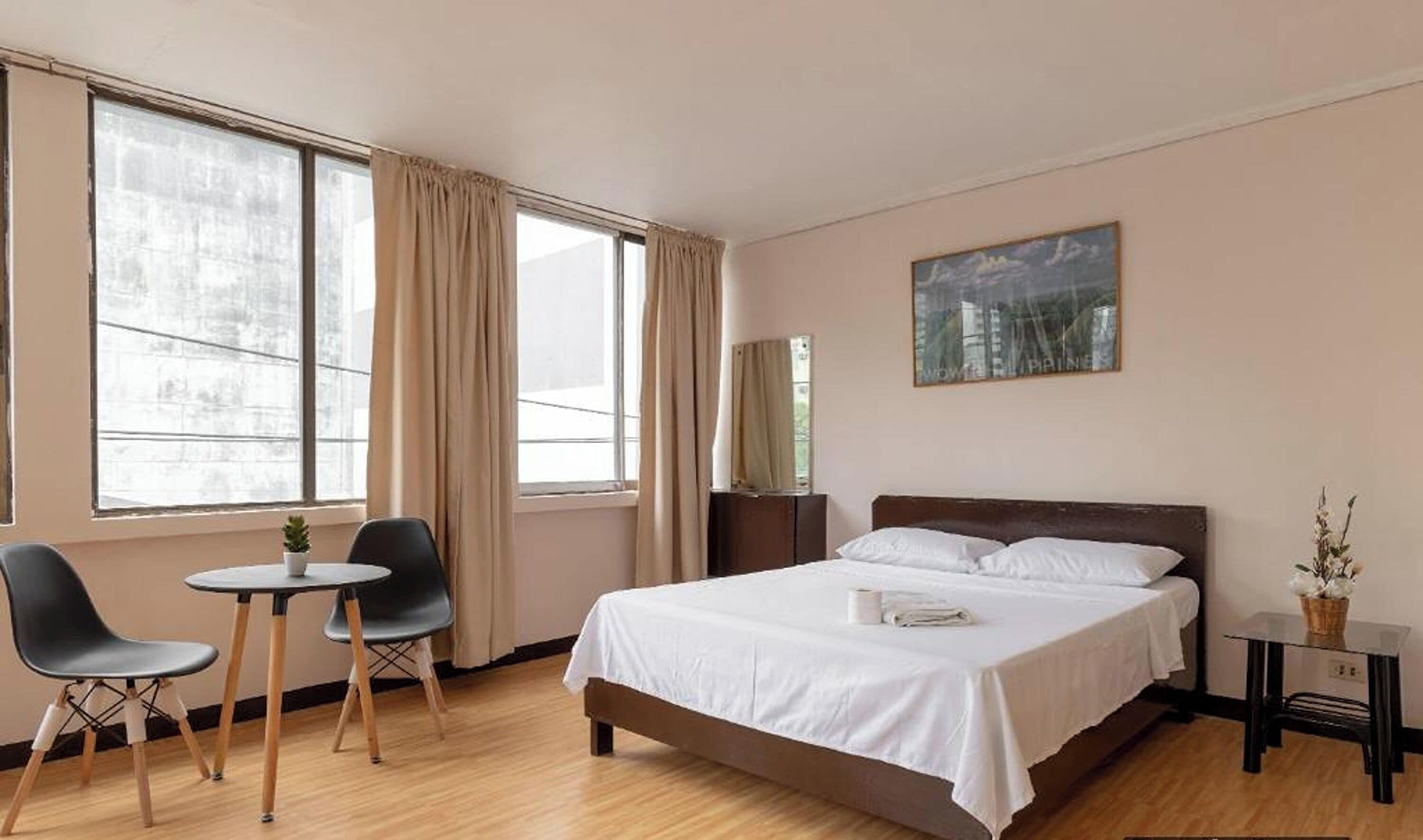 Familierom | Sengetøy av topp kvalitet, minibar, skrivebord og wi-fi (inkludert)