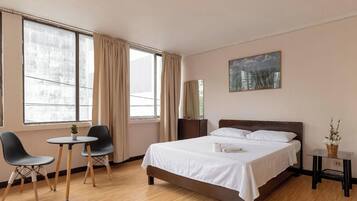 Habitación familiar | Ropa de cama de alta calidad, minibar, escritorio y wifi gratis