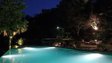 Alberca al aire libre y camastros