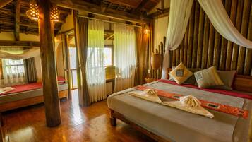 Deluxe Bungalow (Triple) | Peralatan tempat tidur premium, gebar bulu kapas, busa memori