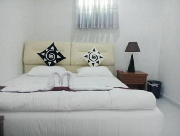 Deluxe Double Room, 1 Queen Bed, Smoking, Lake View | 3 bedrooms, desk, blackout drapes, soundproofing