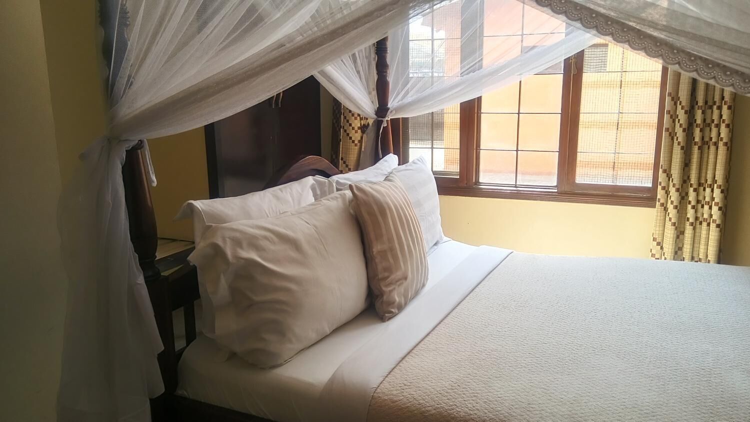 Escritorio, espacio para trabajar con laptop y wifi gratis 