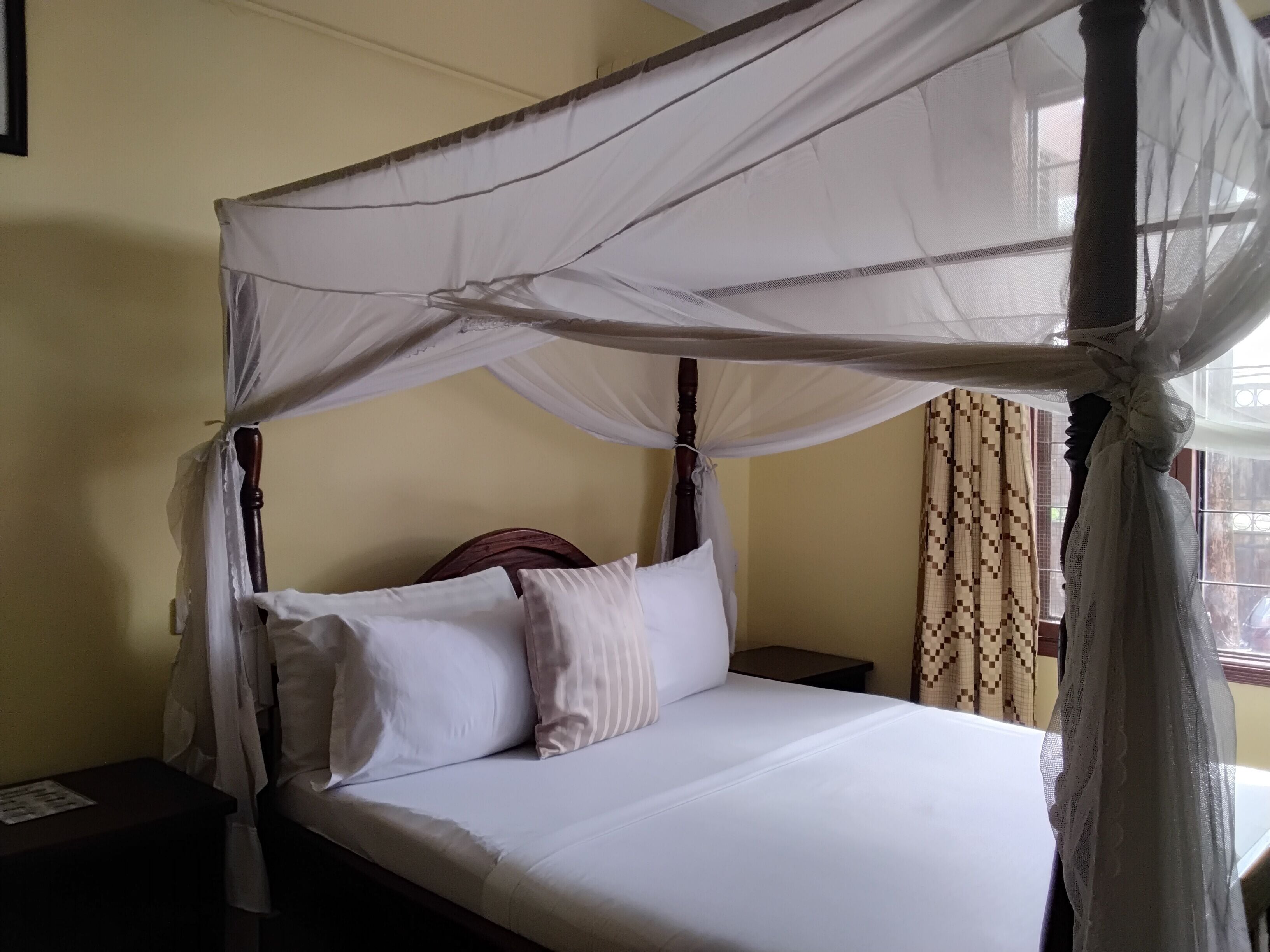 Standaard vierpersoonskamer | Een bureau, een laptopwerkplek, gratis wifi, beddengoed