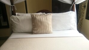 Desk, laptop workspace, free WiFi, bed sheets - Transit Motel Ukonga (Dar es Salaam)