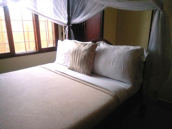 Escritorio, espacio para trabajar con laptop y wifi gratis 