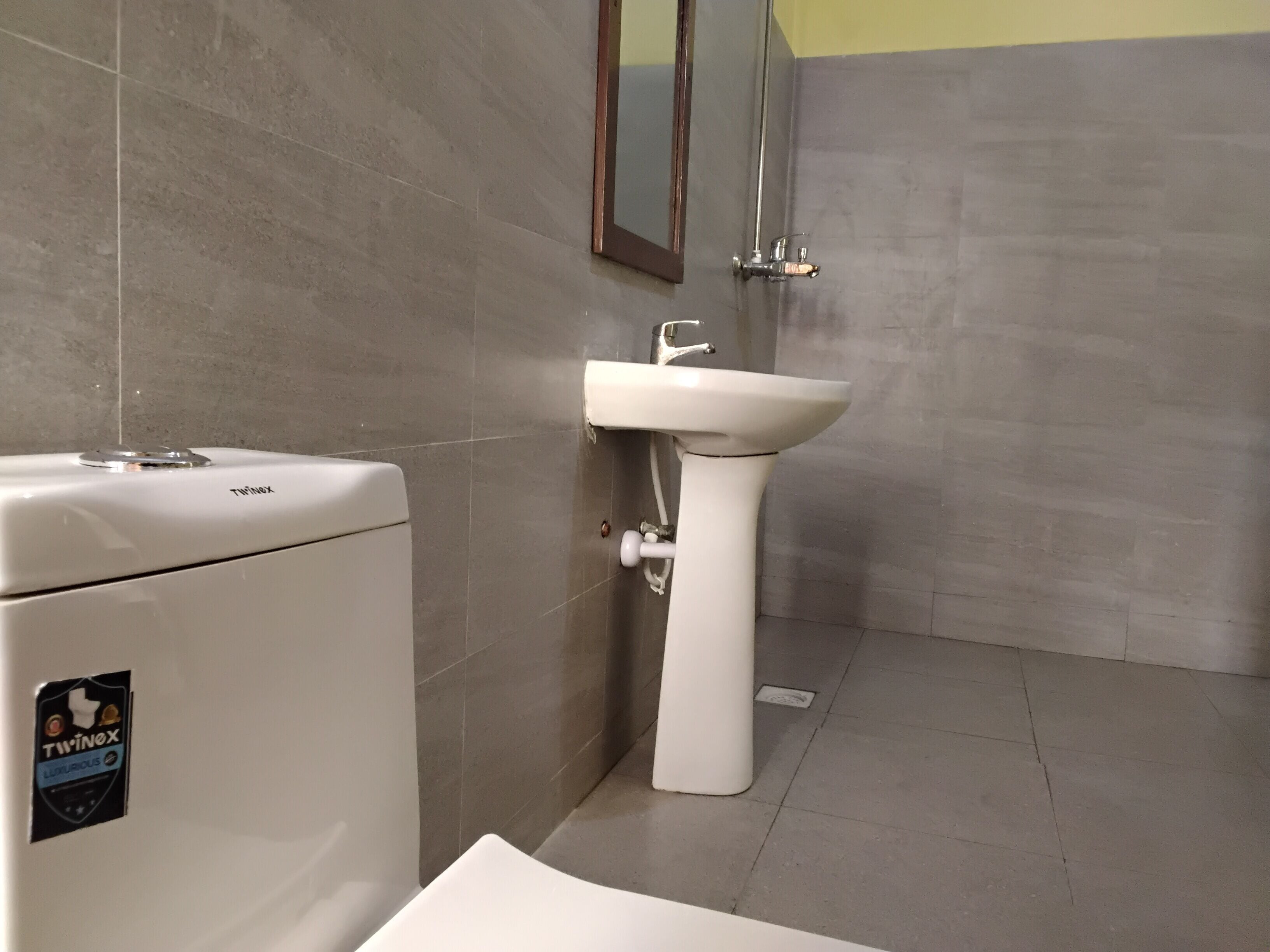 Ein Badezimmer mit Toilette, Waschbecken und Spiegel.
