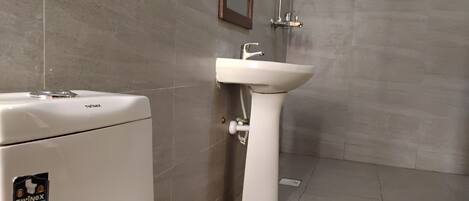 Ein Badezimmer mit Toilette, Waschbecken und Spiegel.