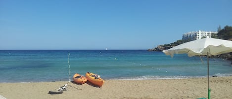 Plage à proximité, chaises longues, serviettes de plage