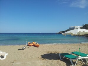 Ubicación cercana a la playa, tumbonas y toallas de playa