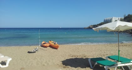 Cala Llenya - Lomatalo meren rannalla, suljetulla puutarhalla