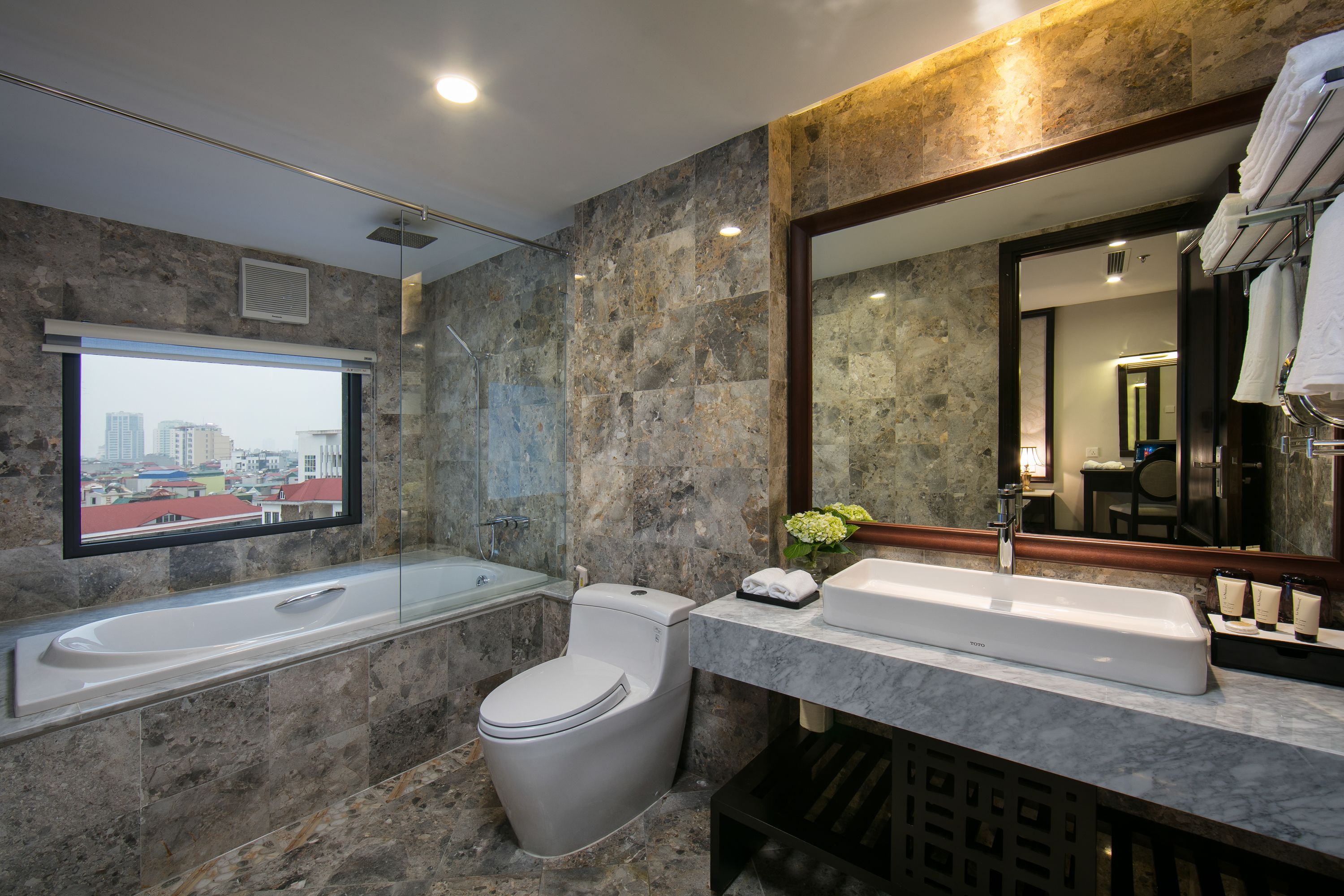 Suite, 1 King Bed, City View | Bathroom | Combined shower/tub, free toiletries, hair dryer, bathrobes