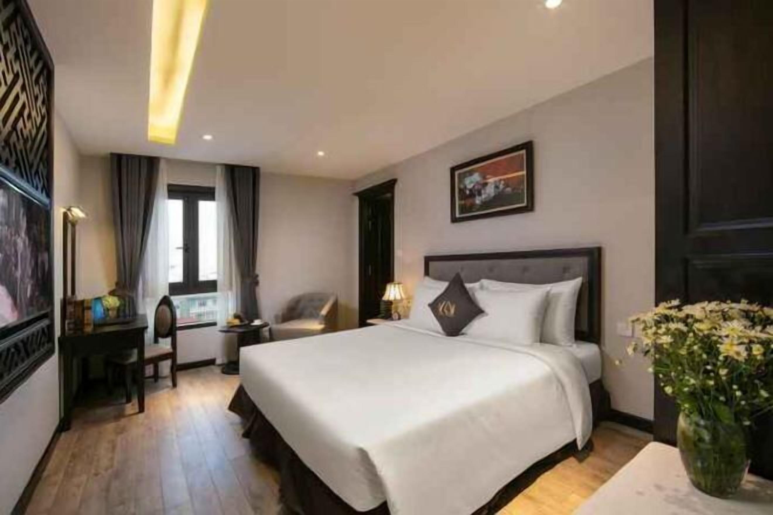 Minibar, Zimmersafe, Schreibtisch, laptopgeeigneter Arbeitsplatz