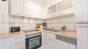 Kühlschrank, Ofen, Geschirrspüler, Wasserkocher mit Kaffee-/Teezubehör