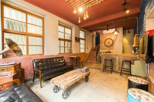 42-英寸LED 电视 （配备有线频道）、电视