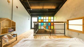 Minibar, décoration personnalisée, bureau, rideaux occultants