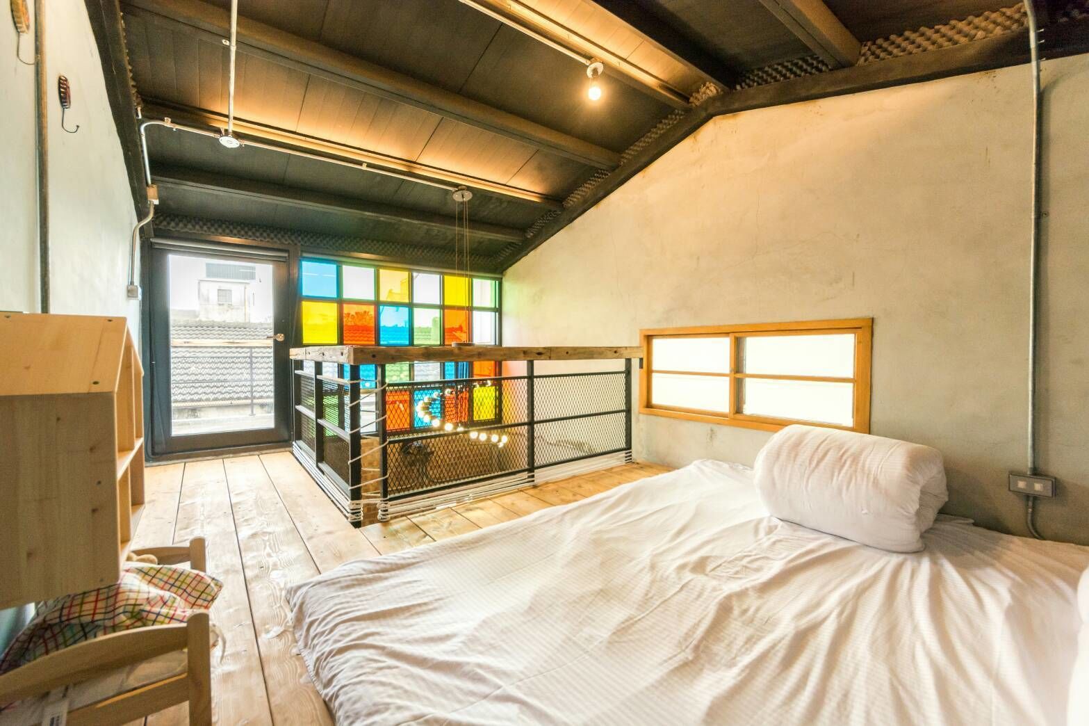 Minibar, decoración personalizada, escritorio y cortinas blackout 