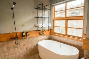 Bañera y ducha independientes, bañera profunda