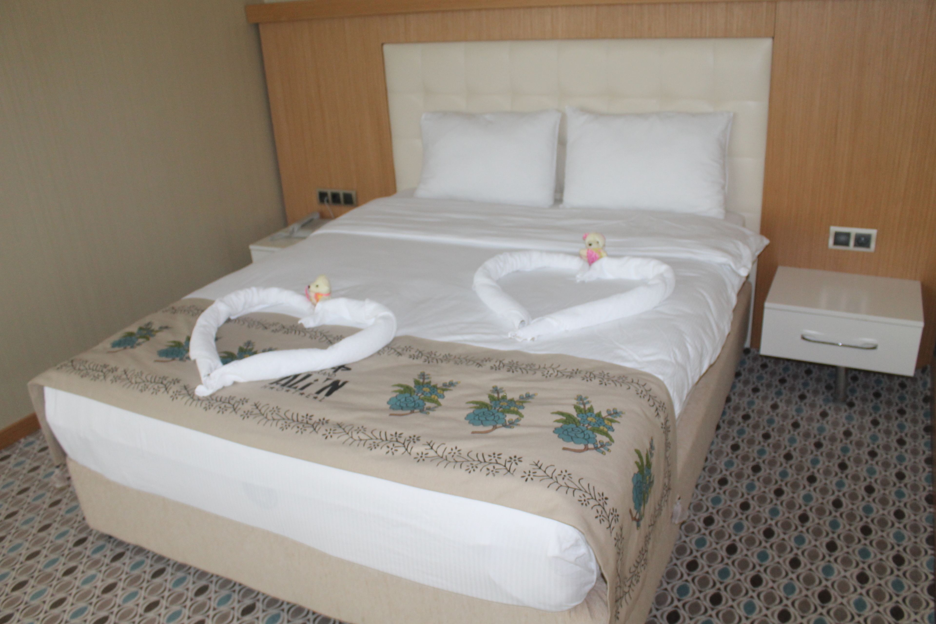 ميني بار وخزنة داخل الغرفة ومكتب ومكواة/لوح كي