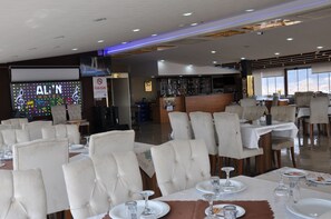 供应早餐、午餐和晚餐，土耳其菜