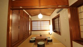 Private Vacation Home | 4 bedrooms, iron/ironing board, free WiFi, bed sheets