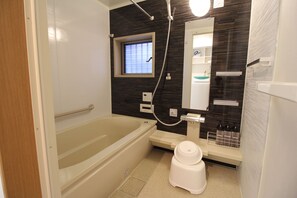 Huis | Badkamer | Een aparte badkuip en douche, een diep bad, gratis toiletartikelen